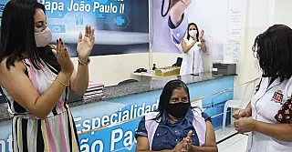 Ferraz inicia vacinação de profissionais da saúde