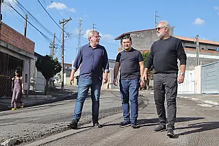 Ashiuchi vistoria pavimentação no Jardim Revista