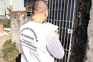 Agentes de Saúde de Ferraz orientam população sobre cuidados para evitar a dengue
