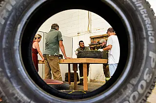 Poá ensina a criar esculturas e obras de arte com pneus