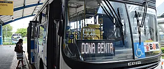 Radial afirma que cumpre contrato e instala 200 abrigos de ônibus