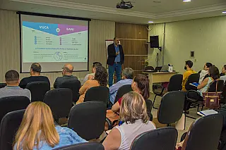 ACE Suzano sedia palestra sobre gestão de equipes