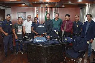 Gian Lopes entrega novos uniformes para GCM