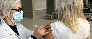 Vacinação é ampliada para público de 28 anos neste sábado