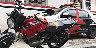 PM apreende moto adulterada em terreno baldio em Poá