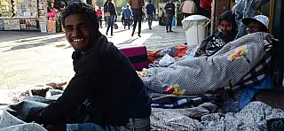 Campanha solidária transforma meias usadas em cobertores