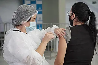 Suzanenses de 44 e 45 anos são vacinados nesta quarta-feira