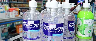Vendas de álcool em gel despencam em farmácias