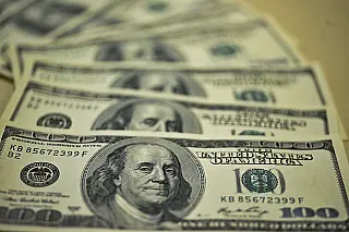 Dólar volta a subir e se aproxima de R$ 4, mesmo com intervenção do BC