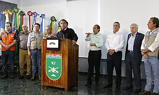 'Cenário quase de guerra', diz presidente após sobrevoar Petrópolis