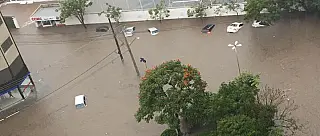 Chuva provoca caos e transforma ruas da região em córregos