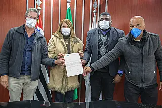 Marcia Bin discute regularização do Jardim Santa Helena em reunião