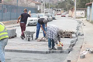 Ashiuchi vistoria obras de pavimentação no Jardim Amazonas