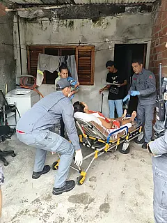 Polícia Militar auxilia mulher após parto dentro de casa em Arujá