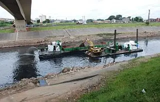 Desassoreamento no Rio Tietê remove mais de 2 mil pneus entre 2019 e 2021