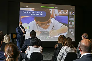 Governo de SP apresenta programa de volta às aulas na rede estadual a 645 prefeitos