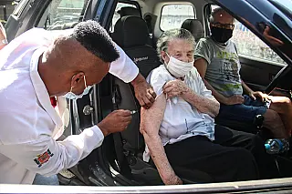 Ferraz inicia vacinação de idosos com mais de 90 anos