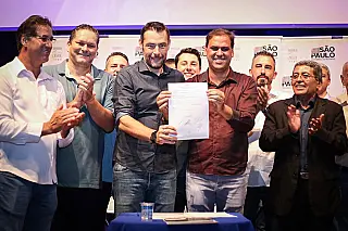Prefeito Gian Lopes entrega títulos de propriedade para 77 famílias