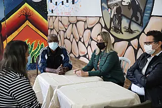 Primeira-dama visita associação voltada a crianças e adolescentes