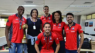 Atletas do Suzano Vôlei visitam sede da Sabesp em São Paulo