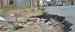 Guia deteriorada e buracos prejudicam o Jardim Alterópolis