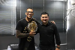 Ashiuchi recebe visita do lutador campeão mundial Charles do Bronx