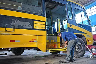 Dez ônibus escolares recebem plataformas elevatórias