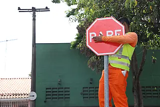 Prefeitura conclui serviços de sinalização na Rua Ignácio Garcia