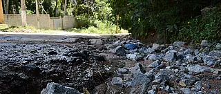 Trechos intransitáveis da Estrada do Samuel trazem riscos a motoristas