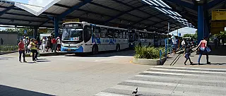 Homem é preso após se masturbar na frente de ajudante geral dentro de ônibus