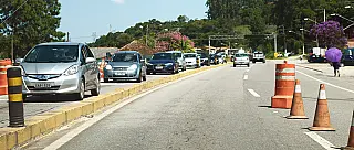 Movimento na Mogi-Bertioga é intenso na subida do litoral