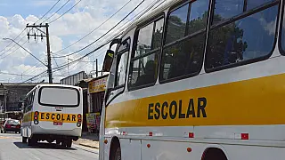 Pais reclamam da falta de transporte escolar na Fazenda Viaduto em Suzano