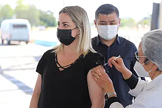 Primeira-dama é vacinada; em 8 horas Suzano faz 5,2 mil aplicações