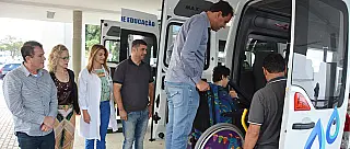 Poá recebe vans para o transporte de crianças com mobilidade reduzida