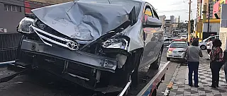 Ladrões roubam três carros, batem em moto e fogem pela Estrada dos Fernandes