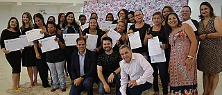 Poá realiza formatura de 60 alunas do Curso de Designer de Sobrancelhas, Penteado e Limpeza de Pele