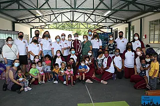 Pró-Divino entrega kits de Natal às crianças do Botujuru