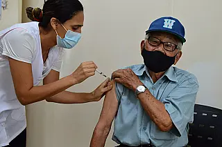 Vacinação contra a gripe contempla idosos e trabalhadores da saúde
