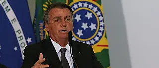 Bolsonaro passa por exames para investigar soluços