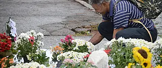 Mesmo com chuvas, homenagens em frente à Escola Raul Brasil continuam