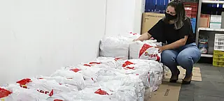 Suzano recebe doação de mais 122 cestas de alimentos