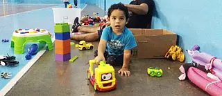 Com recursos próprios, pais de autistas realizam ‘brincoterapia’