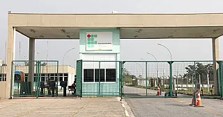 Estudantes realizam protesto contra cortes na educação