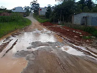 Moradores denunciam descarte de terra em ruas no Distrito de Palmeiras; Prefeitura promete providências