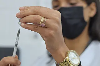 Secretaria de Saúde reforça importância de tomar a terceira dose