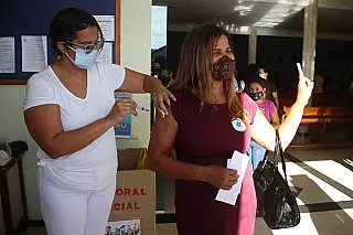 Ferraz vacina 50% da população adulta contra Covid-19