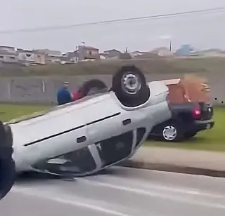 Dois carros capotam e deixam um ferido em Mogi