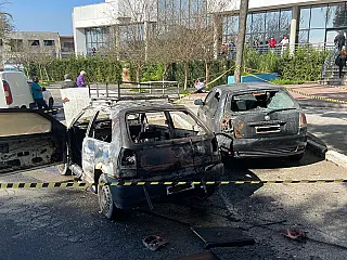 Carros pegam fogo em frente a prédio da Prefeitura