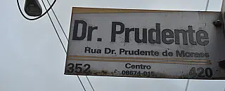 Suspeitos invadem agência de carros e furtam aparelhos de som; um é preso