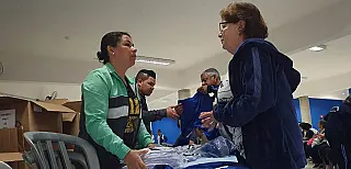 Terceira idade recebe agasalhos para atividades físicas e recreativas